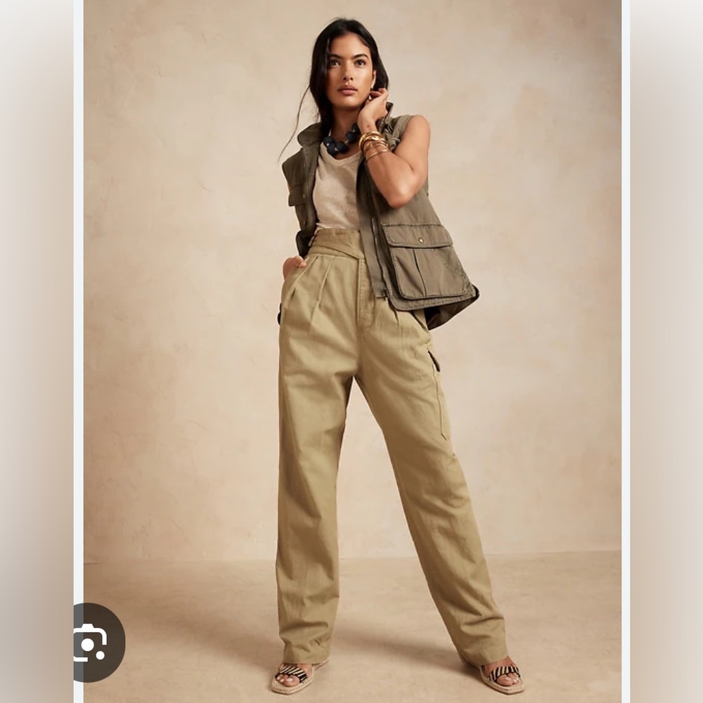 Banana Republic Heritage Explorer
Cargo Pants Tan Color Size 4 Linen Blend